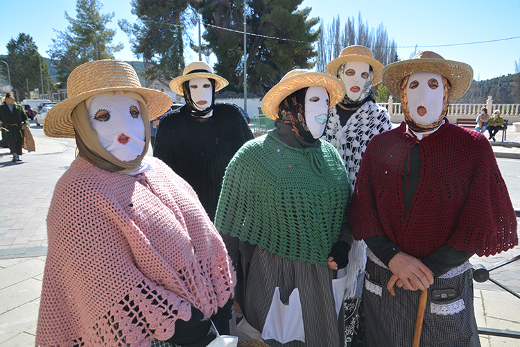 Integrantes de las mascaritas de salmeron en carnaval